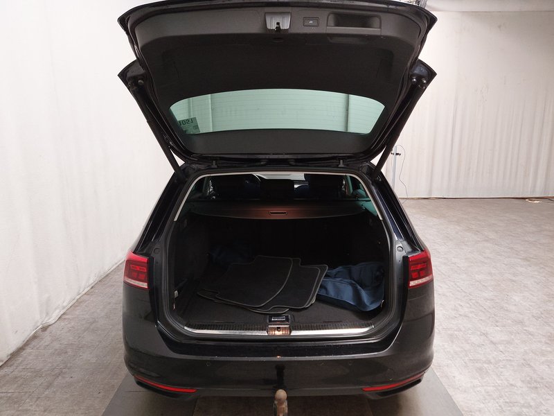 Volkswagen Passat Variant 2.0 TDI Business automatik • AHK • Full LED — 15