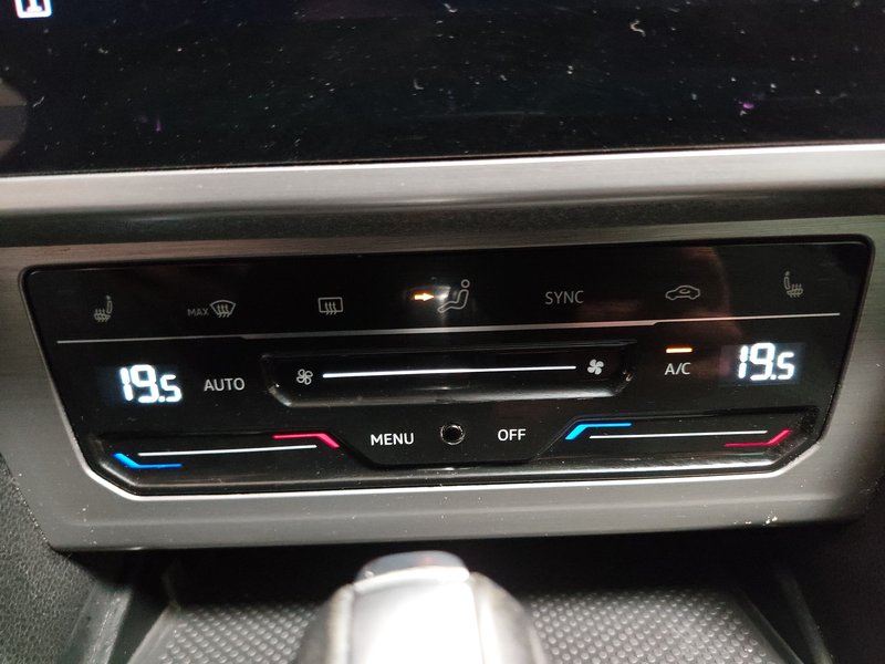 Volkswagen Passat Variant 2.0 TDI Business automatik • AHK • Full LED — 17