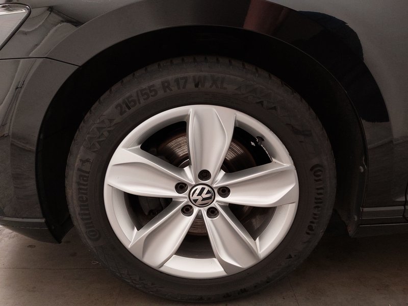 Volkswagen Passat Variant 2.0 TDI Business automatik • AHK • Full LED — 8