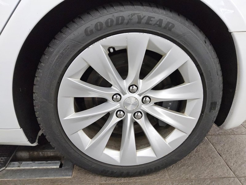 Tesla Model S Maximale-Reichweite • ACC • 360° kamera — 11