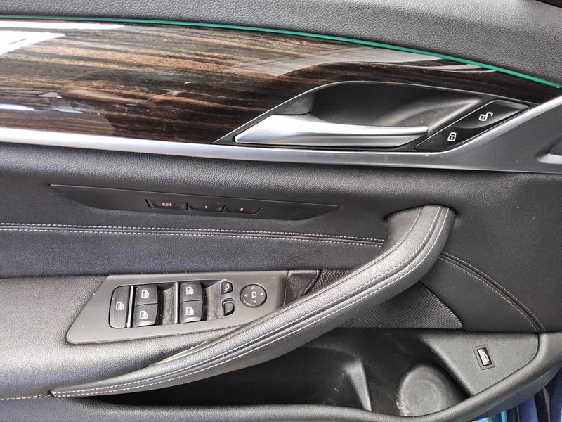 BMW 520d automatik • panorama • HUD • koža — 10