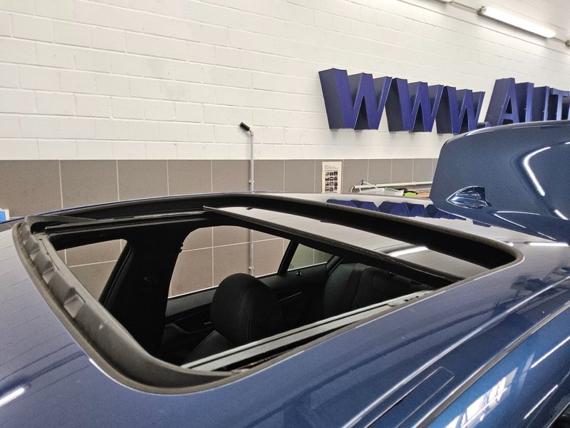 BMW 520d automatik • panorama • HUD • koža — 11