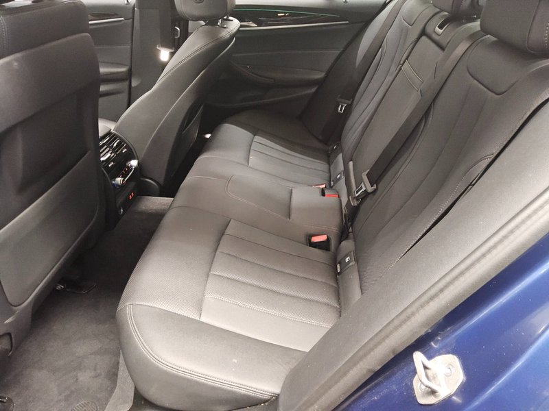 BMW 520d automatik • panorama • HUD • koža — 13