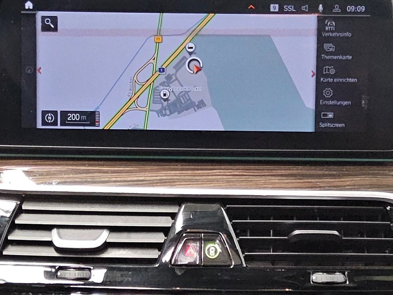 BMW 520d automatik • panorama • HUD • koža — 7