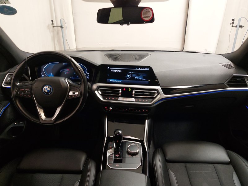 BMW 320e Touring Sport Line automatik • AHK • LED — 16