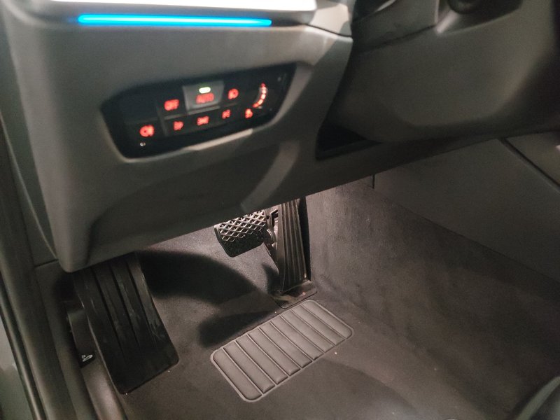 BMW 320e Touring Sport Line automatik • AHK • LED — 7