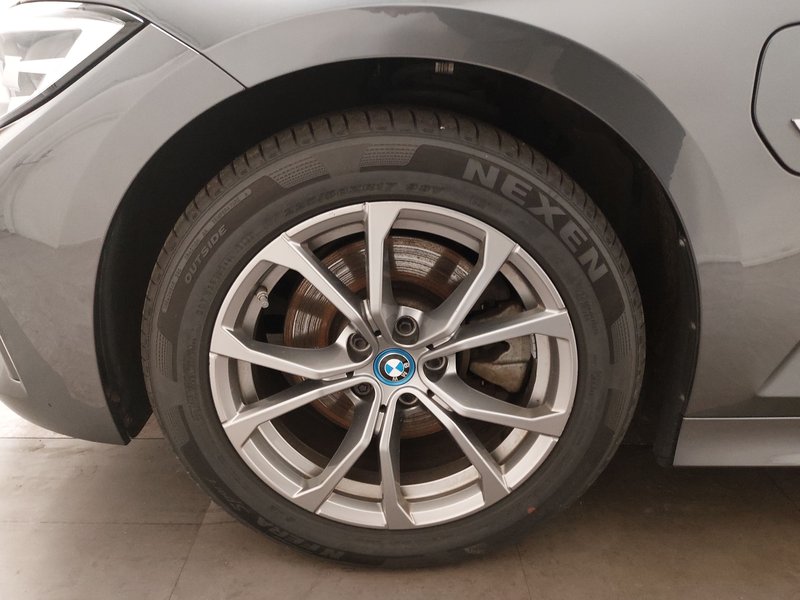 BMW 320e Touring Sport Line automatik • AHK • LED — 8
