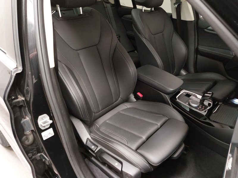 BMW X3 xDrive20d automatik • panorama • ACC • AHK — 10