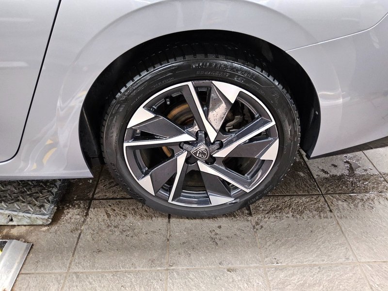 Peugeot 308 1.5 BlueHDI Allure • 360° kamera • ACC — 11