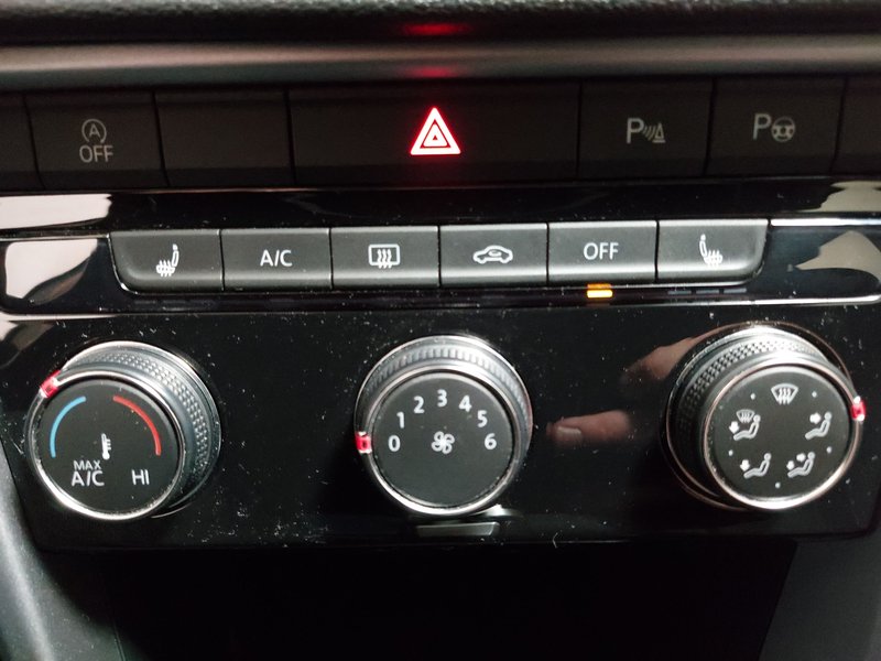 Volkswagen T-Roc 2.0 TDI automatik Life • ACC • LED — 19