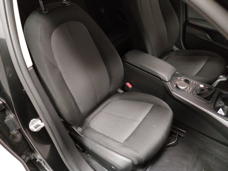 BMW 118i automatik Advantage • ACC • Full LED — 10