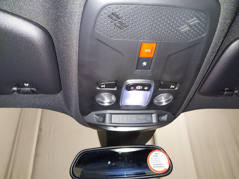 Peugeot e-2008 Allure • Full LED — 13