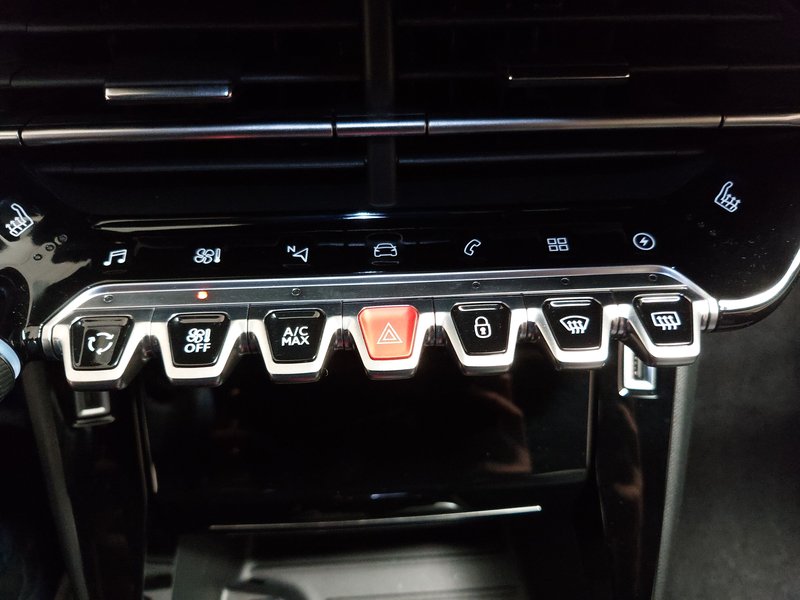 Peugeot e-2008 Allure • Full LED — 18
