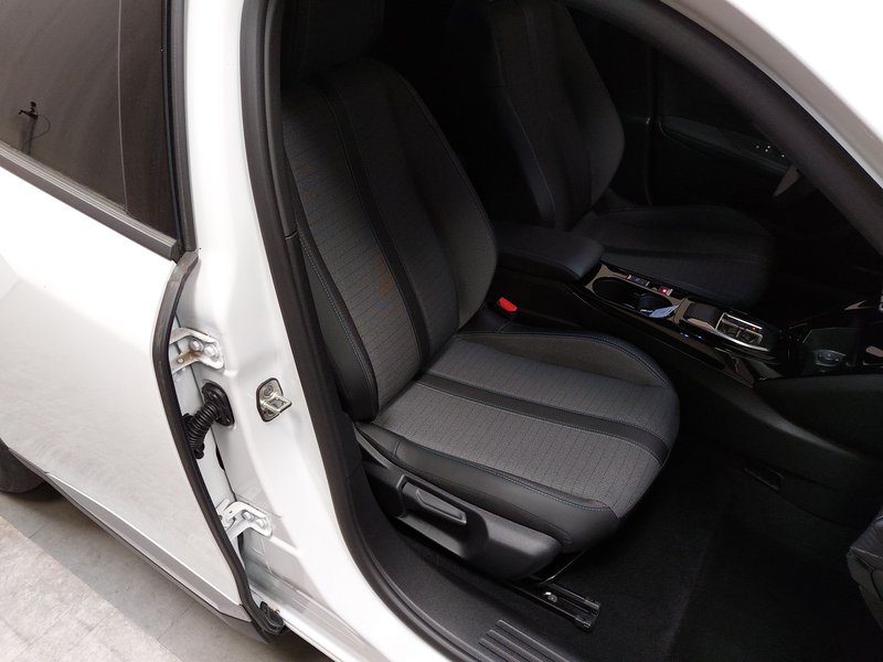 Peugeot 2008 Allure • Full LED — 10