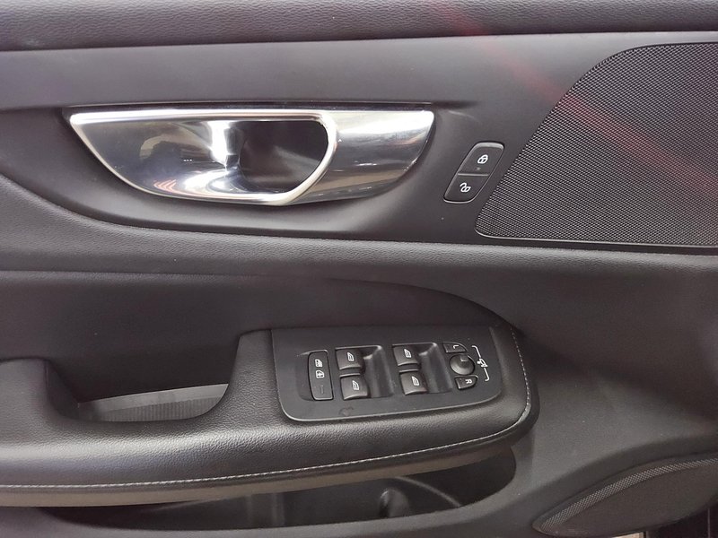 Volvo V60 B3 automatik Momentum • ACC • Full LED — 10