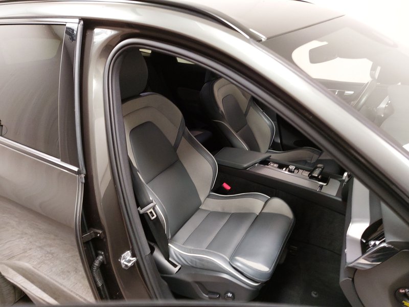 Volvo XC60 B4 D R-Design automatik • AHK • el. peta vrata — 10