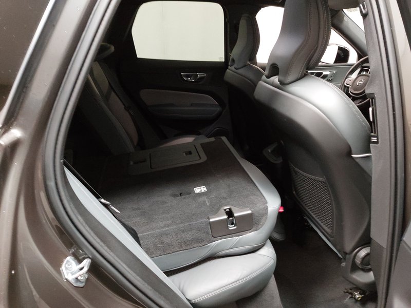 Volvo XC60 B4 D R-Design automatik • AHK • el. peta vrata — 11