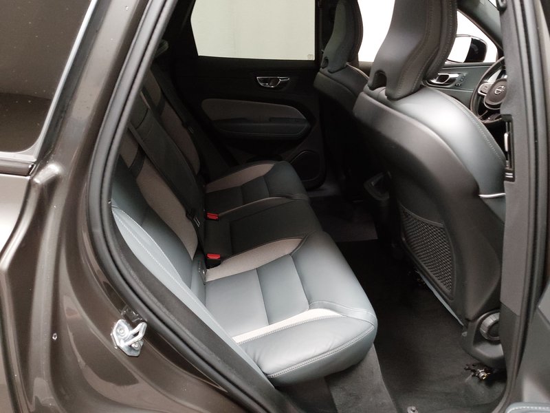Volvo XC60 B4 D R-Design automatik • AHK • el. peta vrata — 12
