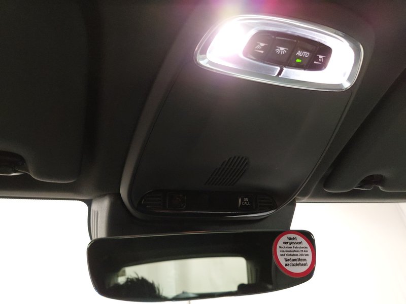 Volvo XC60 B4 D R-Design automatik • AHK • el. peta vrata — 13