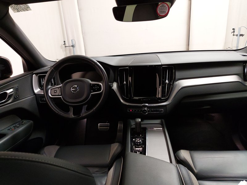 Volvo XC60 B4 D R-Design automatik • AHK • el. peta vrata — 16