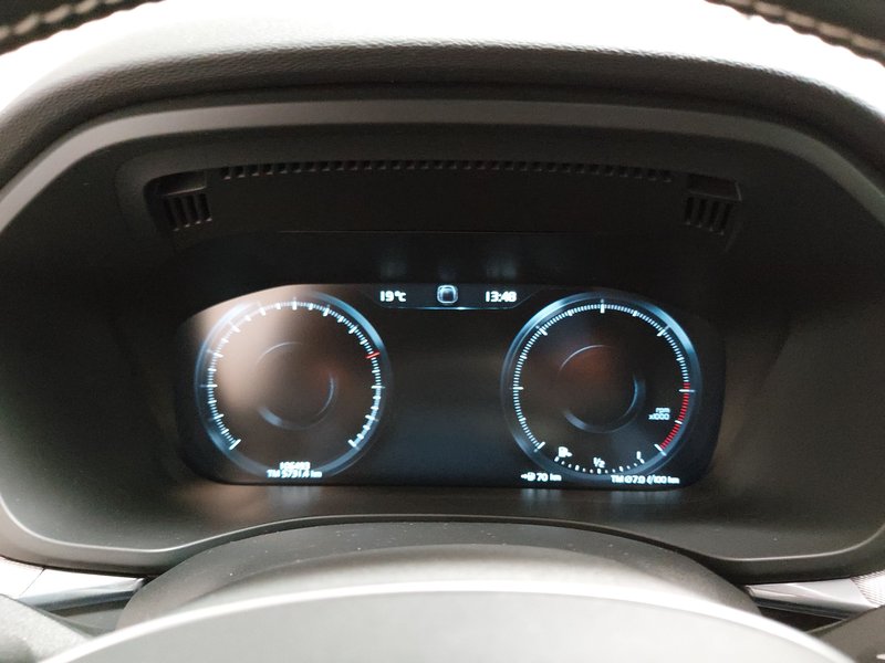Volvo XC60 B4 D R-Design automatik • AHK • el. peta vrata — 20