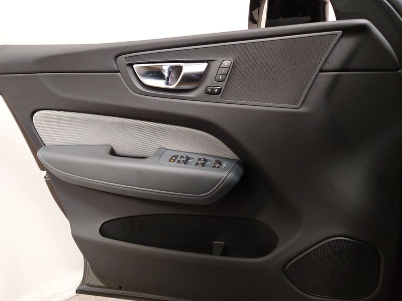 Volvo XC60 B4 D R-Design automatik • AHK • el. peta vrata — 5