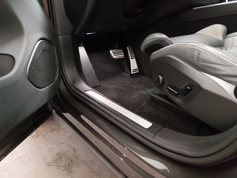 Volvo XC60 B4 D R-Design automatik • AHK • el. peta vrata — 7