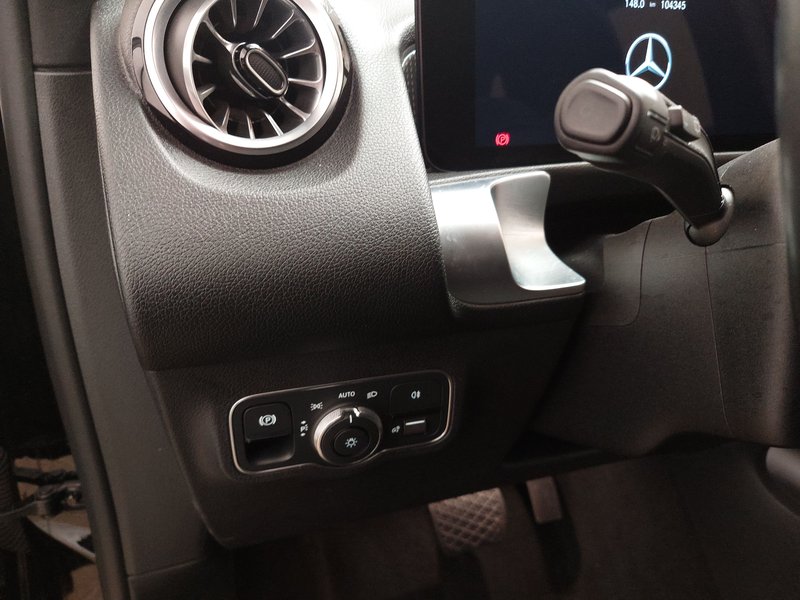 Mercedes-Benz GLB 200 d automatik Progressive • AHK • el. peta vrata — 7