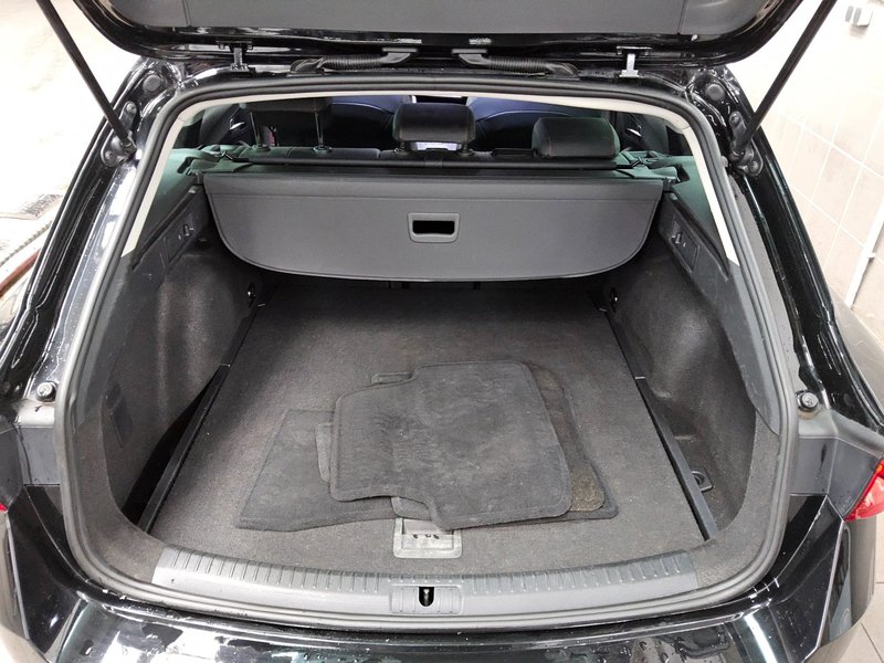 SEAT Leon Sportstourer 2.0 TDI FR-Line automatik • LED • digitalni instrumenti — 12
