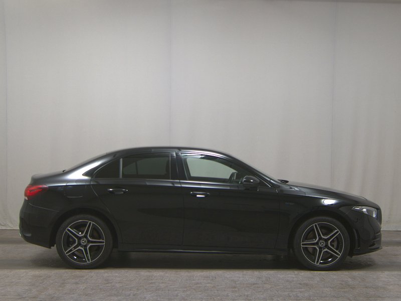 Mercedes-Benz A 250 e automatik AMG-Line • LED • digitalni instrumenti