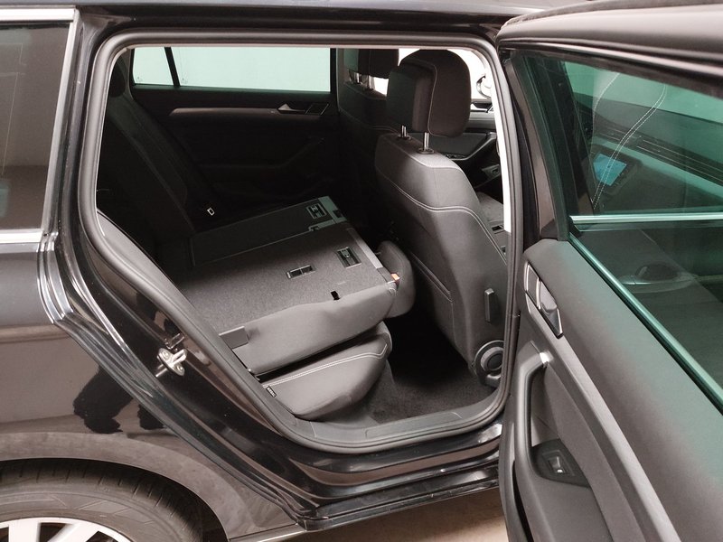 Volkswagen Passat Variant 2.0 TDI Business • ACC • električna peta vrata — 11
