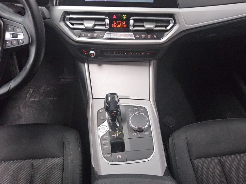BMW 320d automatik Advantage • LED — 6