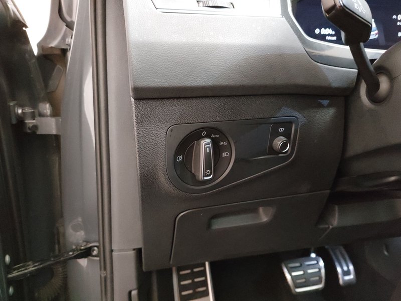 Volkswagen Tiguan 2.0 TDI automatik Active • HUD • Full LED — 7