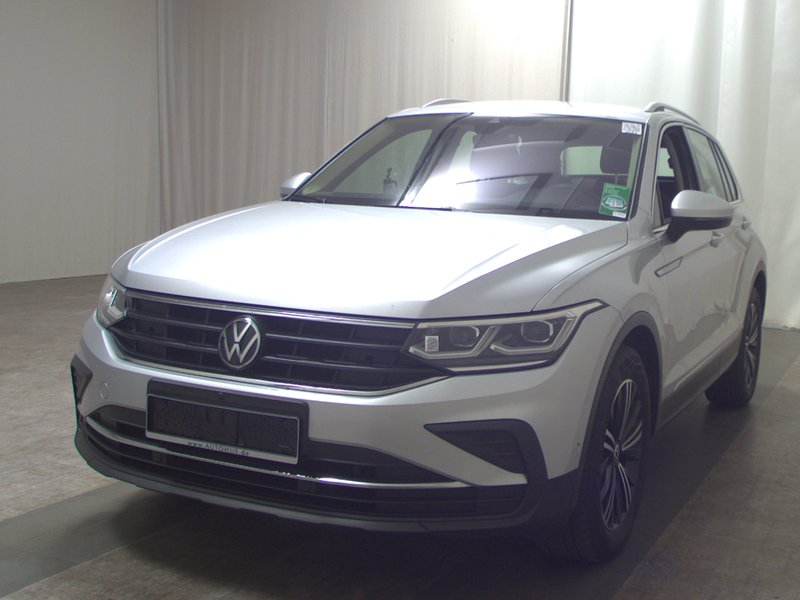 Volkswagen Tiguan 2.0 TDI automatik Life • ACC • 360° kamera — 2