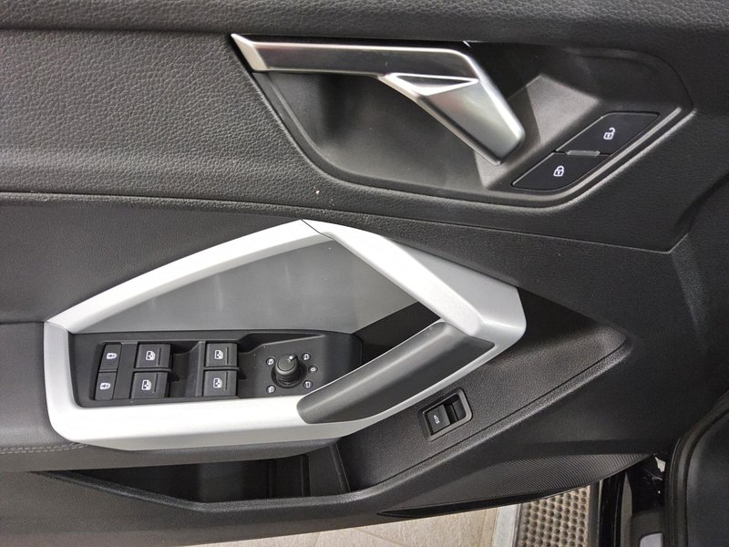 Audi Q3 35 TDI automatik advanced • Full LED • koža — 10