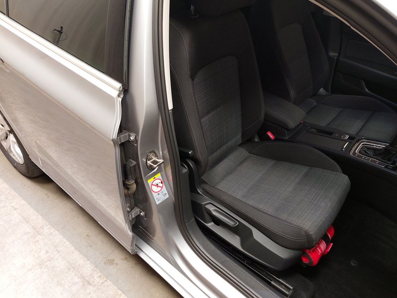Volkswagen Passat Variant 2.0 TDI automatik Business • Kuka za vuču (zakretna) — 10