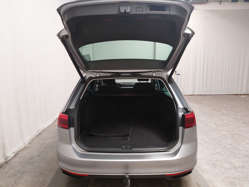 Volkswagen Passat Variant 2.0 TDI automatik Business • Kuka za vuču (zakretna) — 17