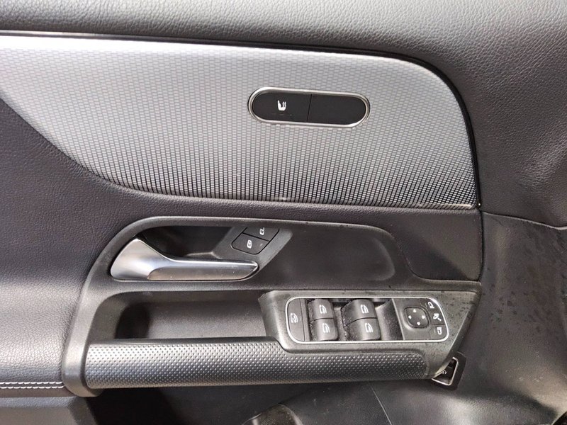 Mercedes-Benz GLB 200 d automatik Style • LED • digitalni instrumenti — 10
