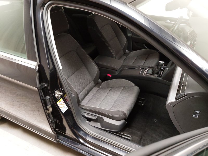VW Passat Variant 1.5 TSI Business automatik • ACC • LED — 10