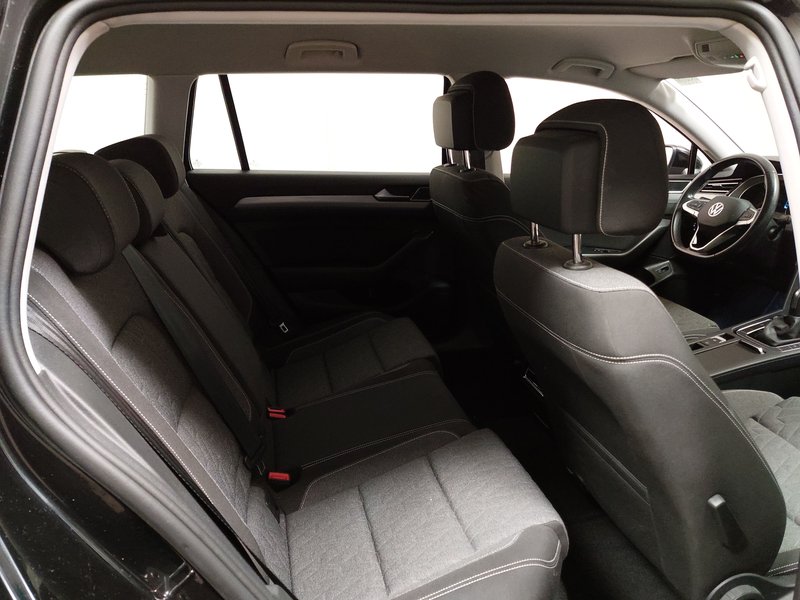 VW Passat Variant 1.5 TSI Business automatik • ACC • LED — 12