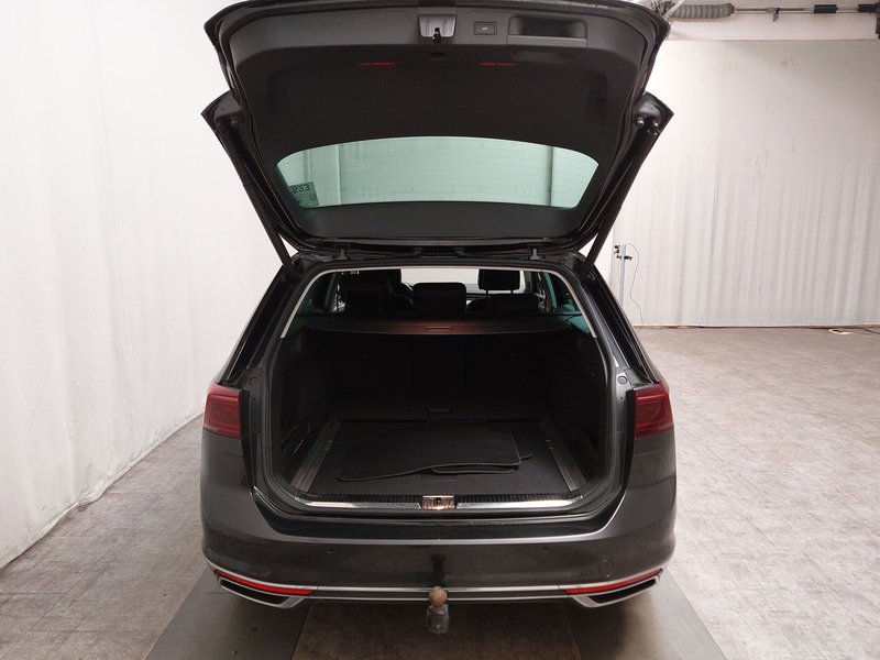 Volkswagen Passat Variant 2.0 TDI automatik Elegance • ACC • AHK — 16