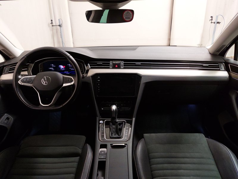 Volkswagen Passat Variant 2.0 TDI automatik Elegance • ACC • AHK — 17