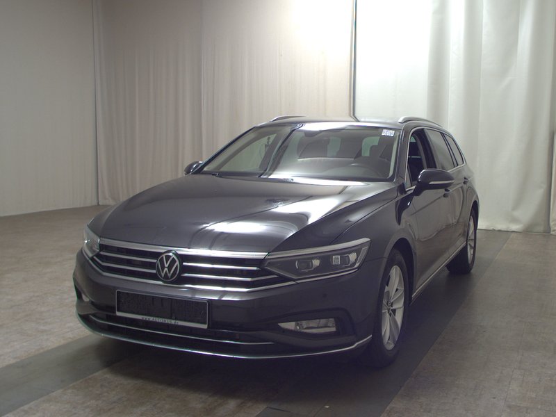 Volkswagen Passat Variant 2.0 TDI automatik Elegance • ACC • AHK — 2