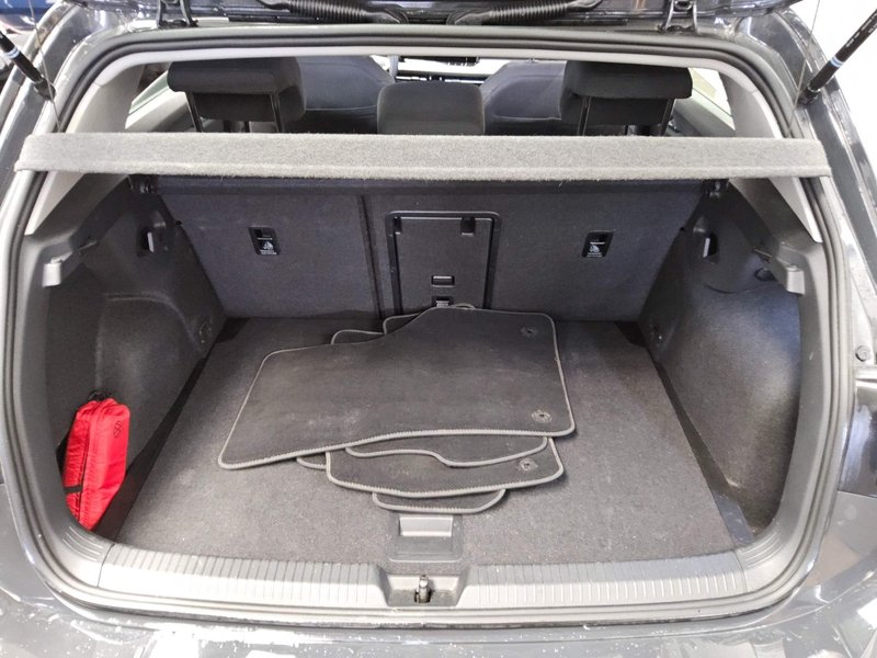 Volkswagen Golf 8 2.0 TDI automatik Life • ACC • Full LED — 12