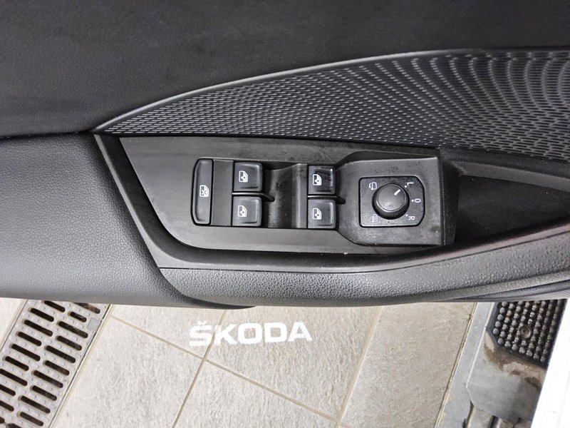 Škoda Octavia Combi 2.0 TDI Style automatik • HUD • ACC — 10