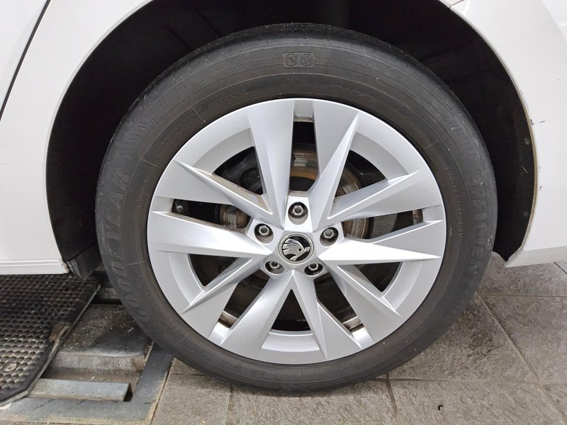 Škoda Octavia Combi 2.0 TDI Style automatik • HUD • ACC — 11