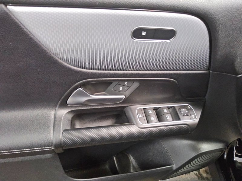 Mercedes-Benz GLB 200 d automatik Style • LED • digitalni instrumenti — 10