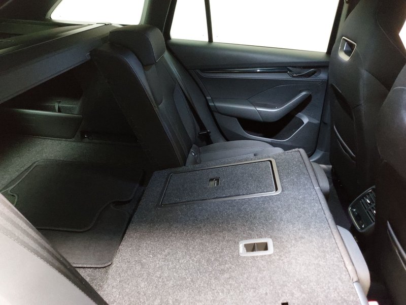 Škoda Octavia Combi 2.0 TDI automatik Sportline • Full LED — 11