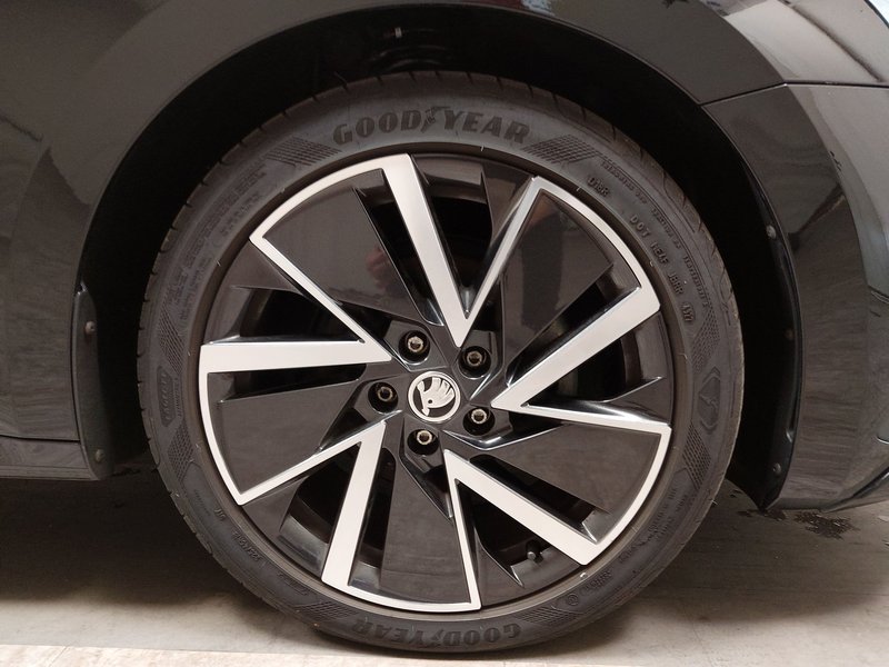 Škoda Octavia Combi 2.0 TDI automatik Sportline • Full LED — 8