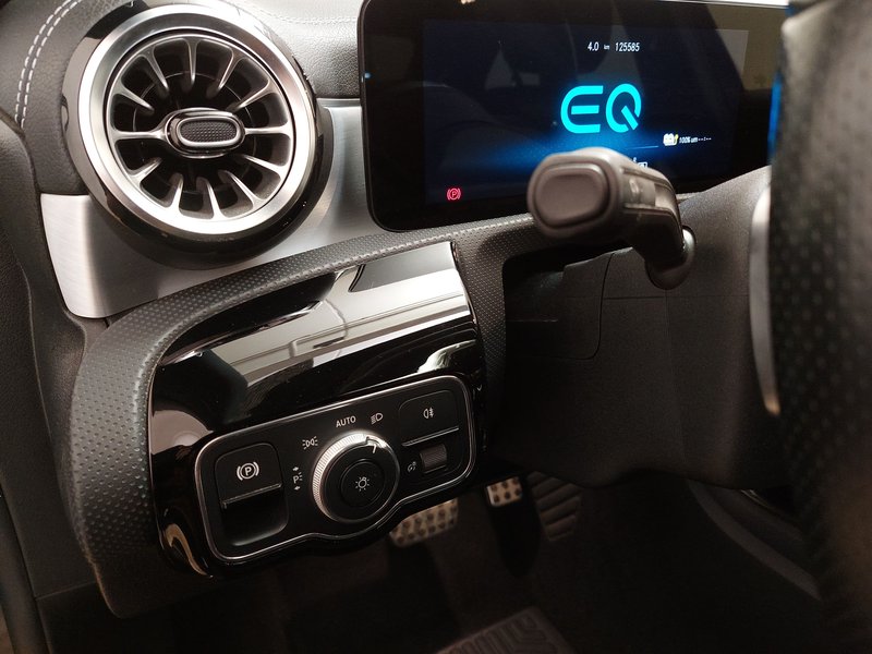 Mercedes-Benz A 250 e automatik AMG Line • panorama • HUD — 22